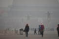 В Китае впервые объявлен красный уровень опасности из-за смога: китайцы лепят из него кирпичи Почему в пекине грязный воздух